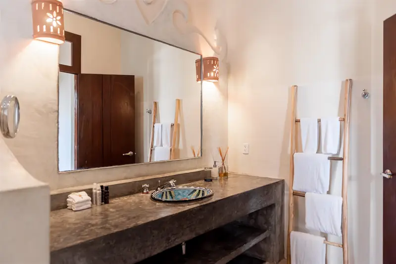 Linda, Hacienda Corazón: the bathroom