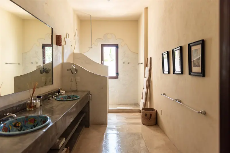 Mi Amor · main, Hacienda Corazón: the bathroom