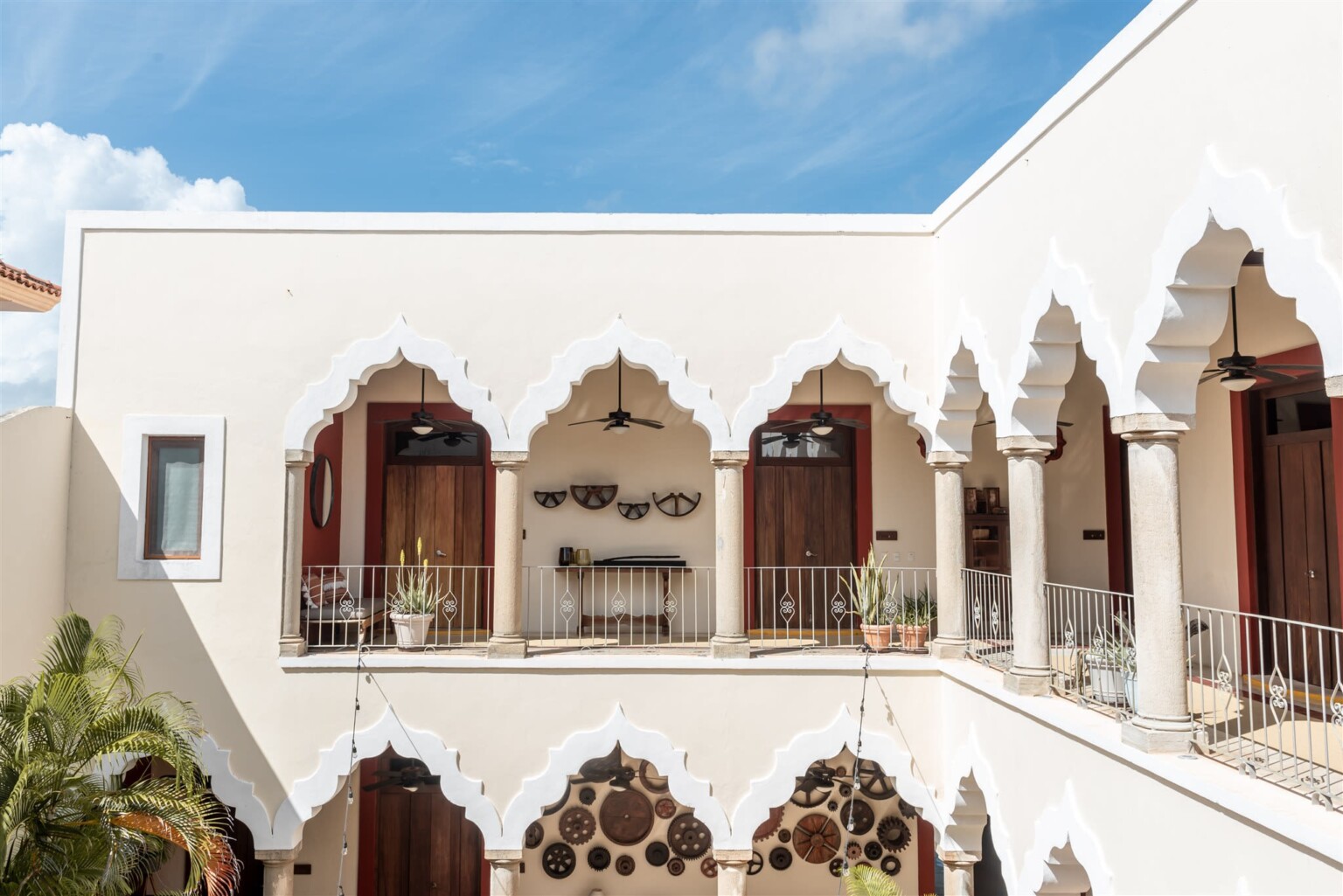 The scalloped arches around the courtyard at Hacienda Corazón