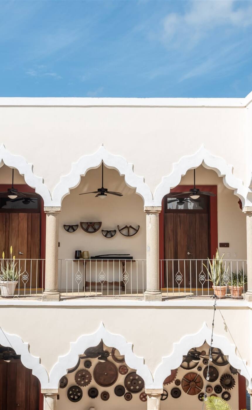 The scalloped arches around the courtyard at Hacienda Corazón